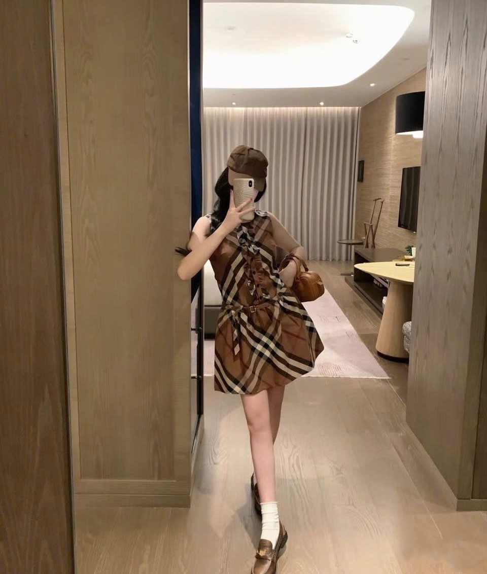 Đầm sát nách nâu Burberry 2