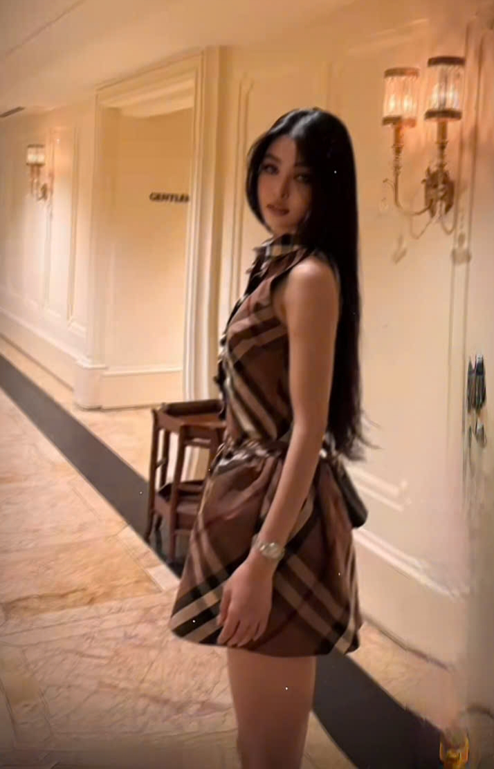 Đầm sát nách nâu Burberry 3