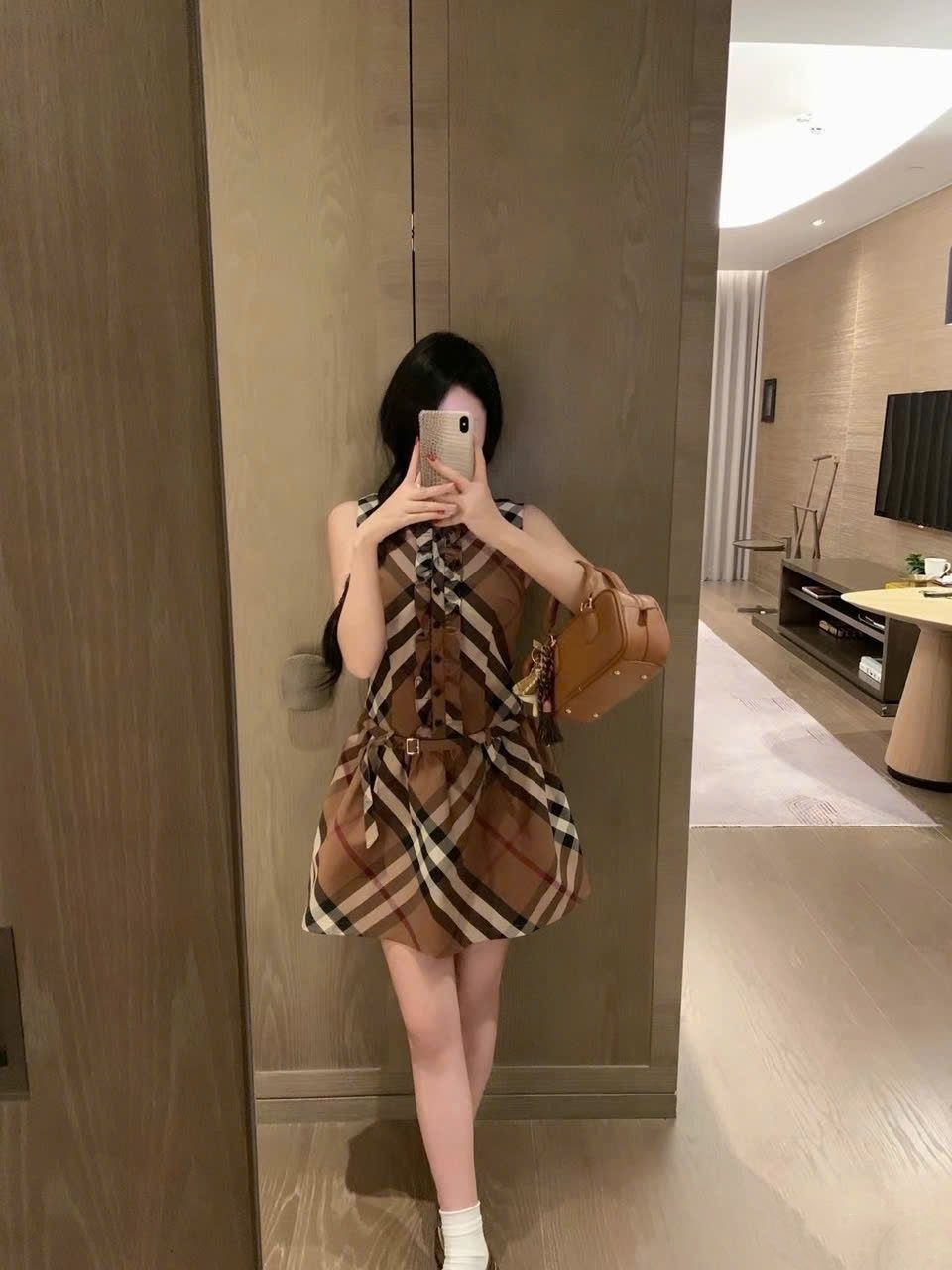 Đầm sát nách nâu Burberry 7