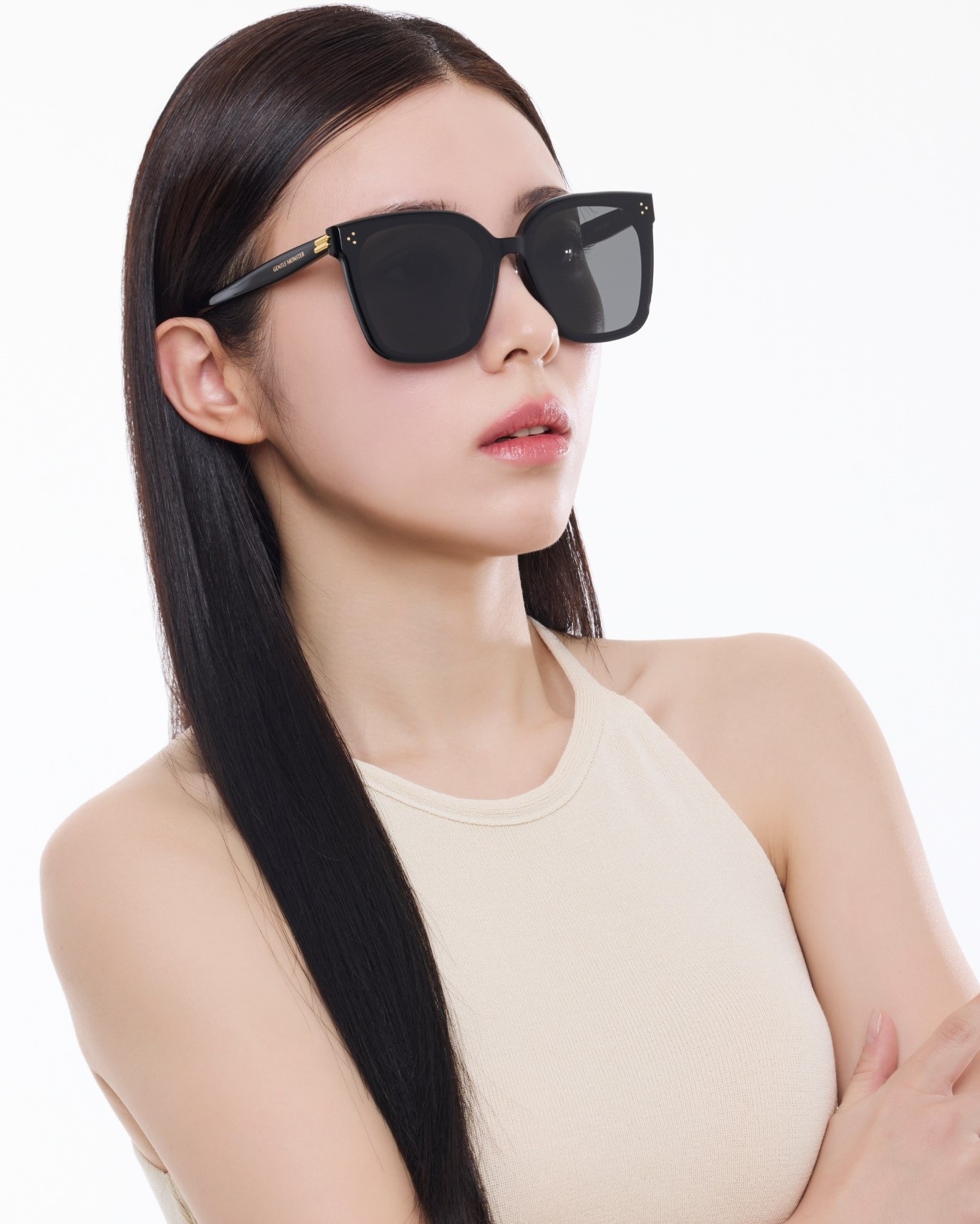 Kính Gentle Monster New Her 01 Classic Square Sunglasses With a Black Acetate Frame 12