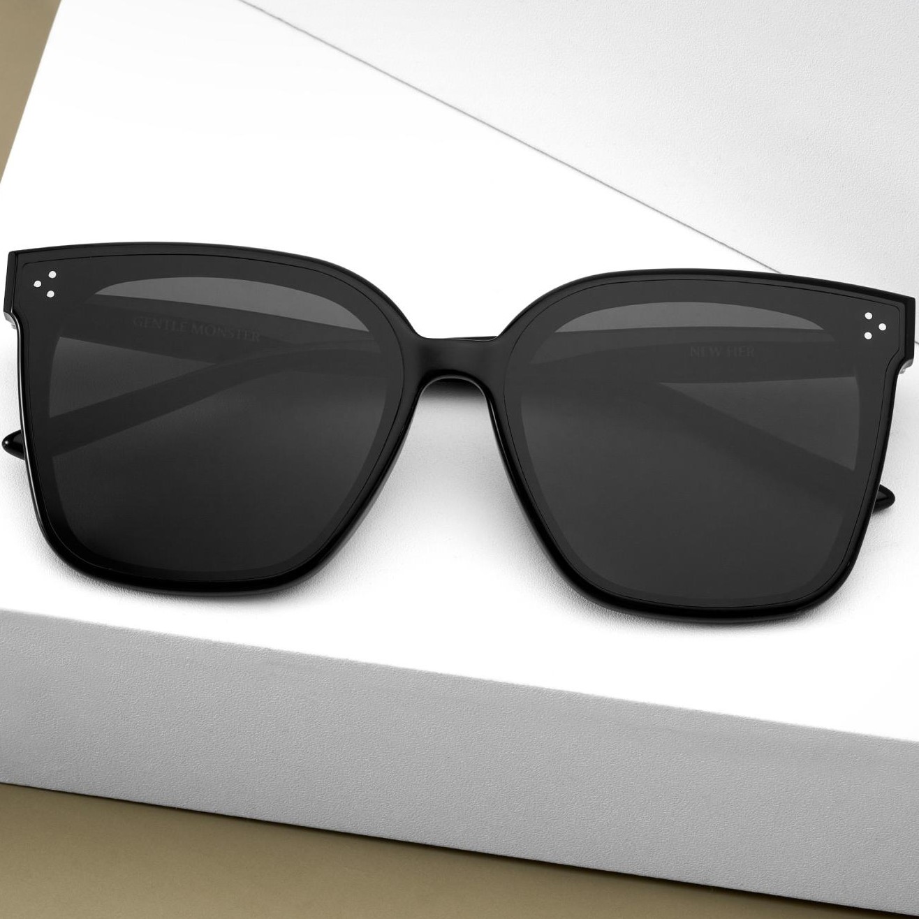 Kính Gentle Monster New Her 01 Classic Square Sunglasses With a Black Acetate Frame 17