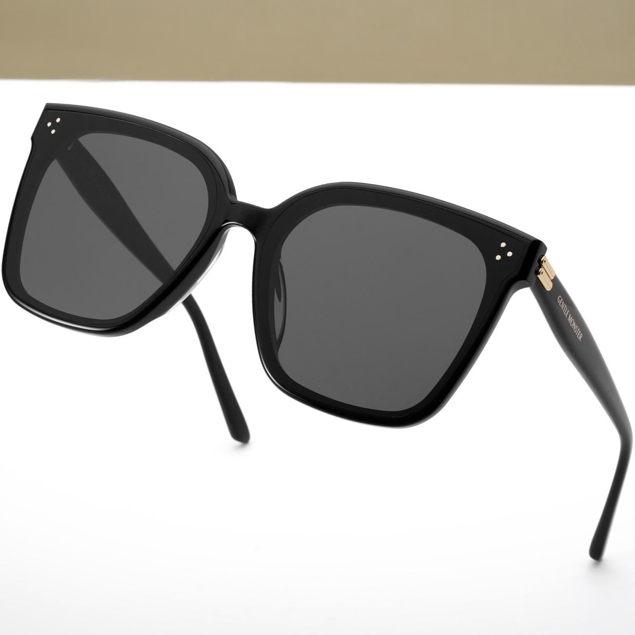 Kính Gentle Monster New Her 01 Classic Square Sunglasses With a Black Acetate Frame 19