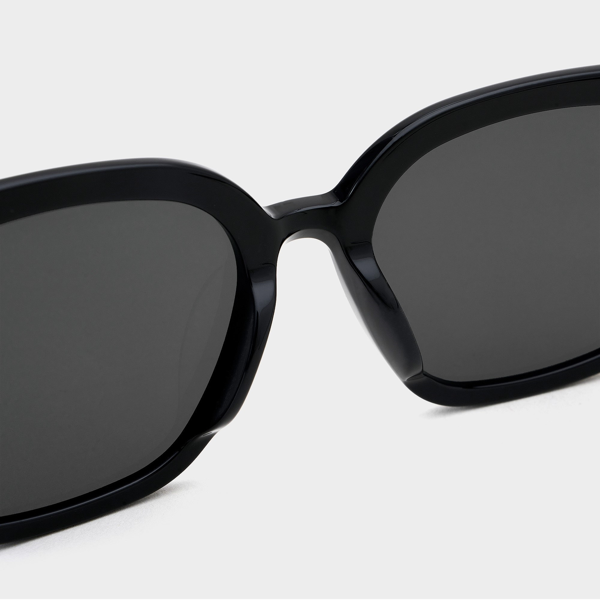 Kính Gentle Monster New Her 01 Classic Square Sunglasses With a Black Acetate Frame 20