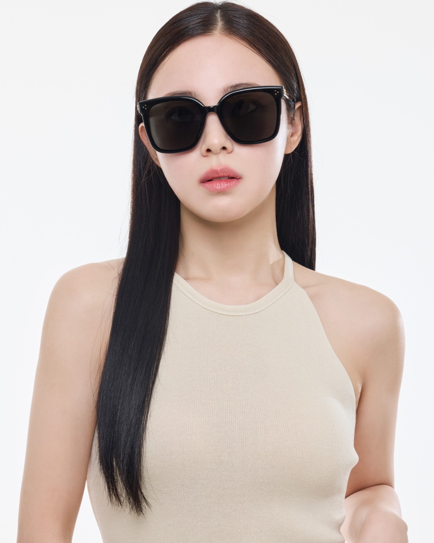 Kính Gentle Monster New Her 01 Classic Square Sunglasses With a Black Acetate Frame 21