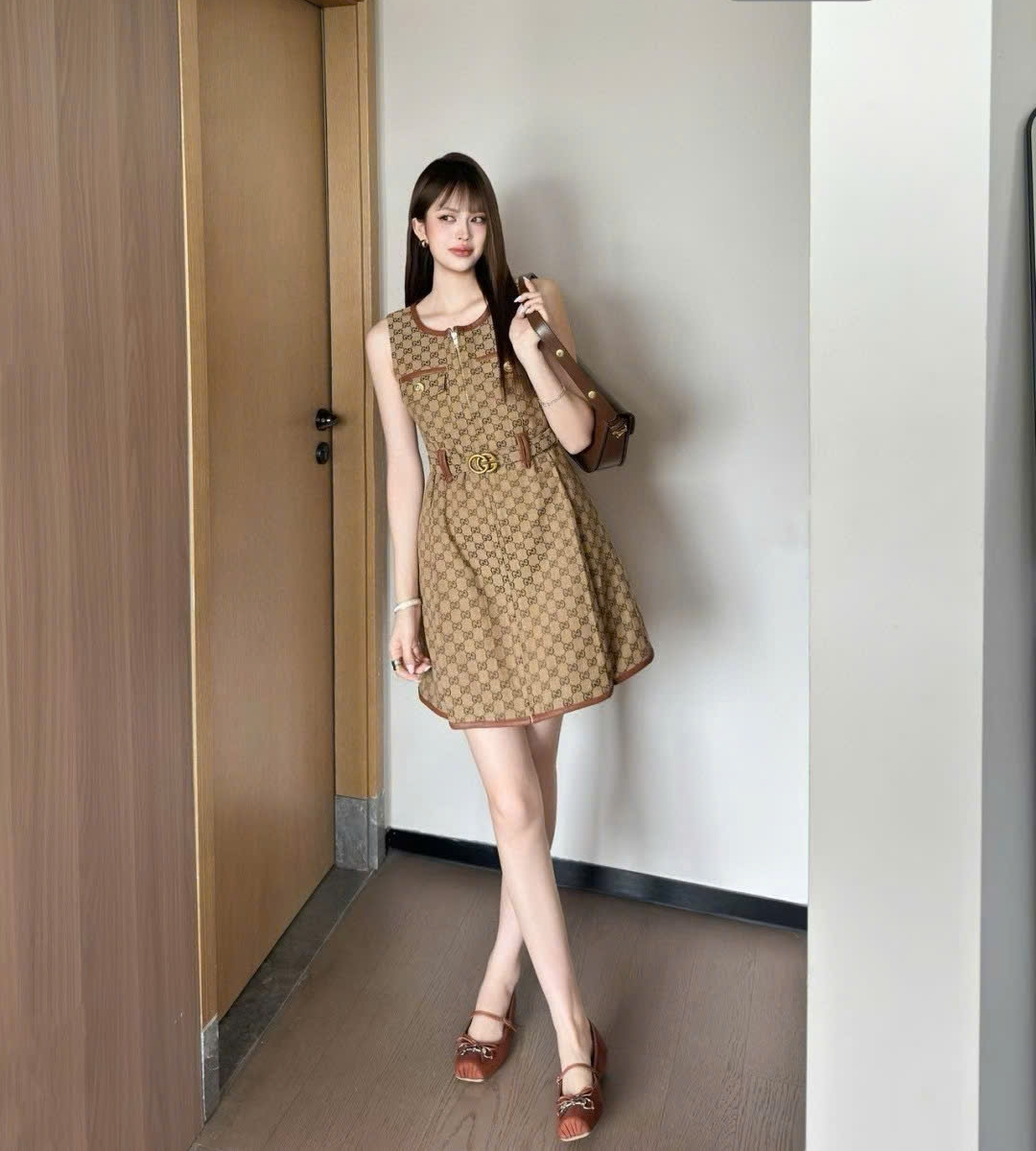 Đầm nữ Gucci kèm đai khuy khoá dập nổi logo 1