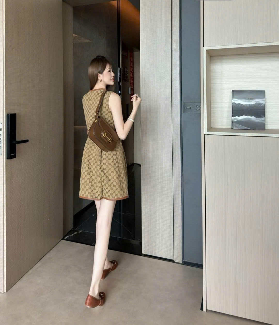 Đầm nữ Gucci kèm đai khuy khoá dập nổi logo 10