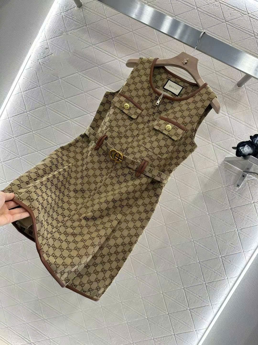 Đầm nữ Gucci kèm đai khuy khoá dập nổi logo 15