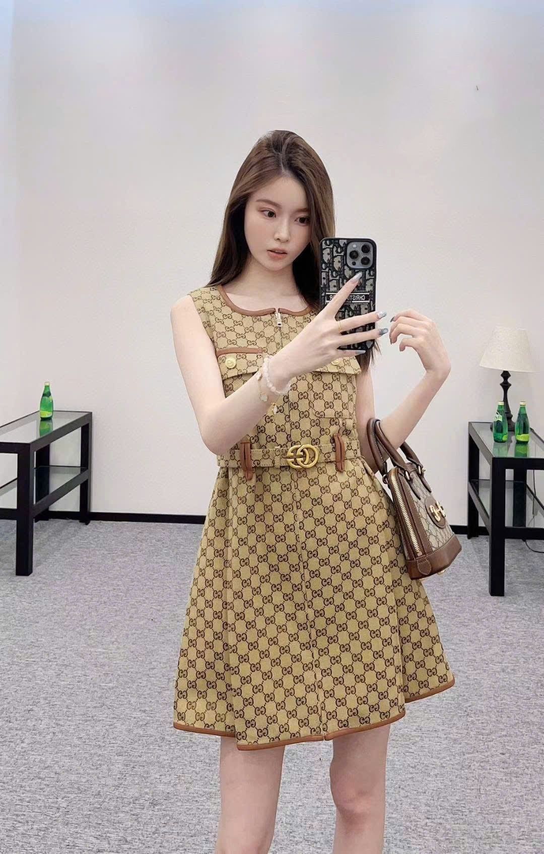 Đầm nữ Gucci kèm đai khuy khoá dập nổi logo 19