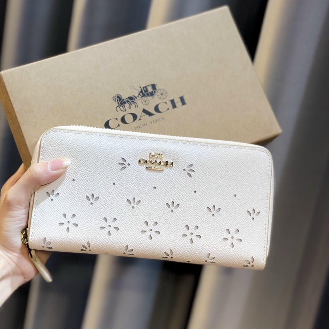 VÍ NỮ DÀI COACH ACCORDION ZIP WALLET WITH PERFORATED FLORAL 5