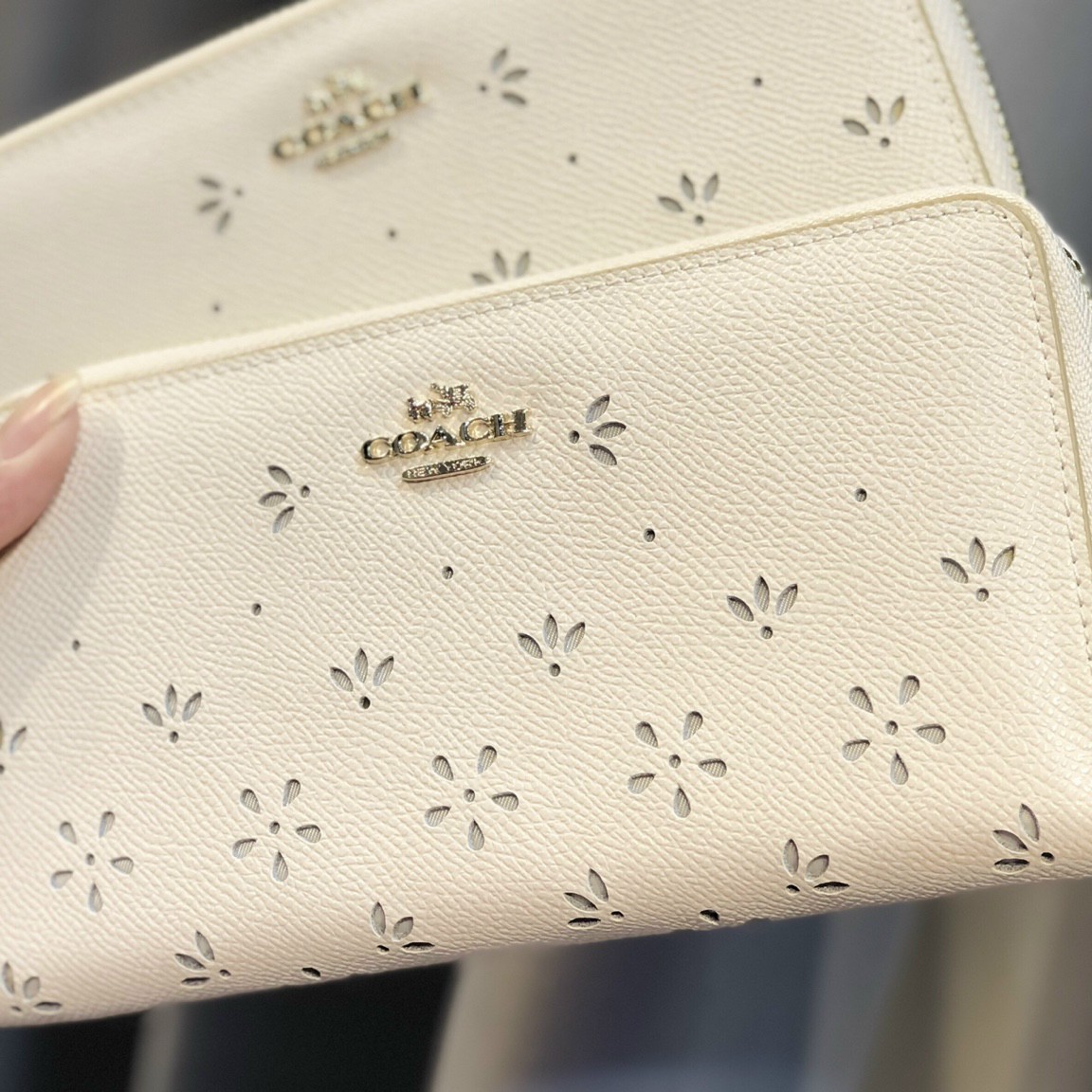 VÍ NỮ DÀI COACH ACCORDION ZIP WALLET WITH PERFORATED FLORAL 9