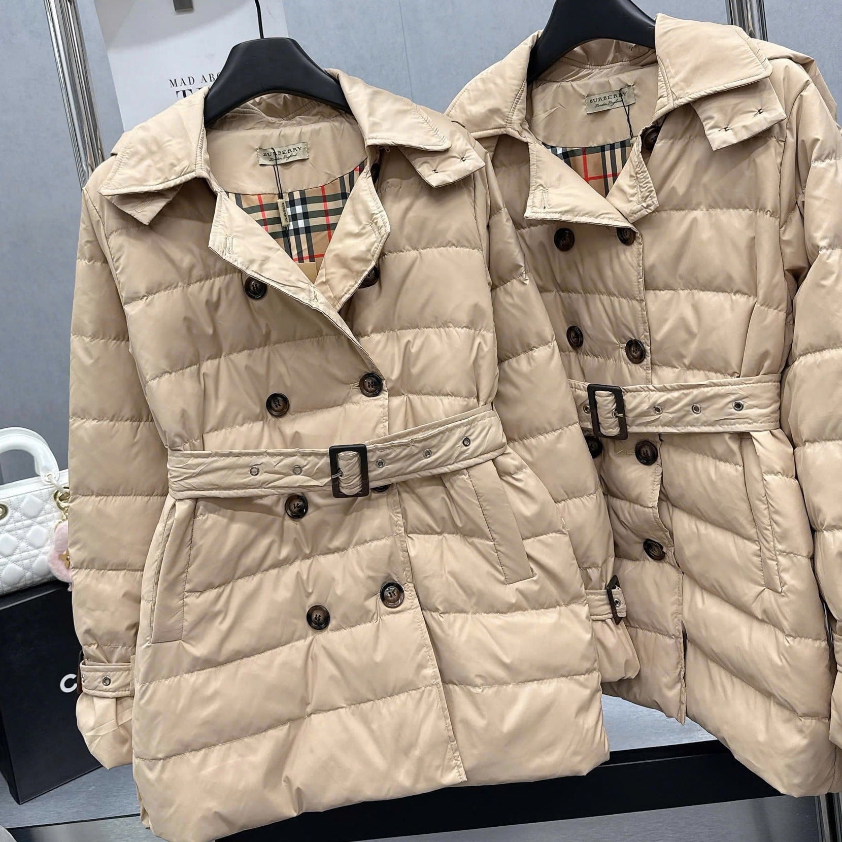 Áo phao nữ dáng dài màu kem Burberry 2