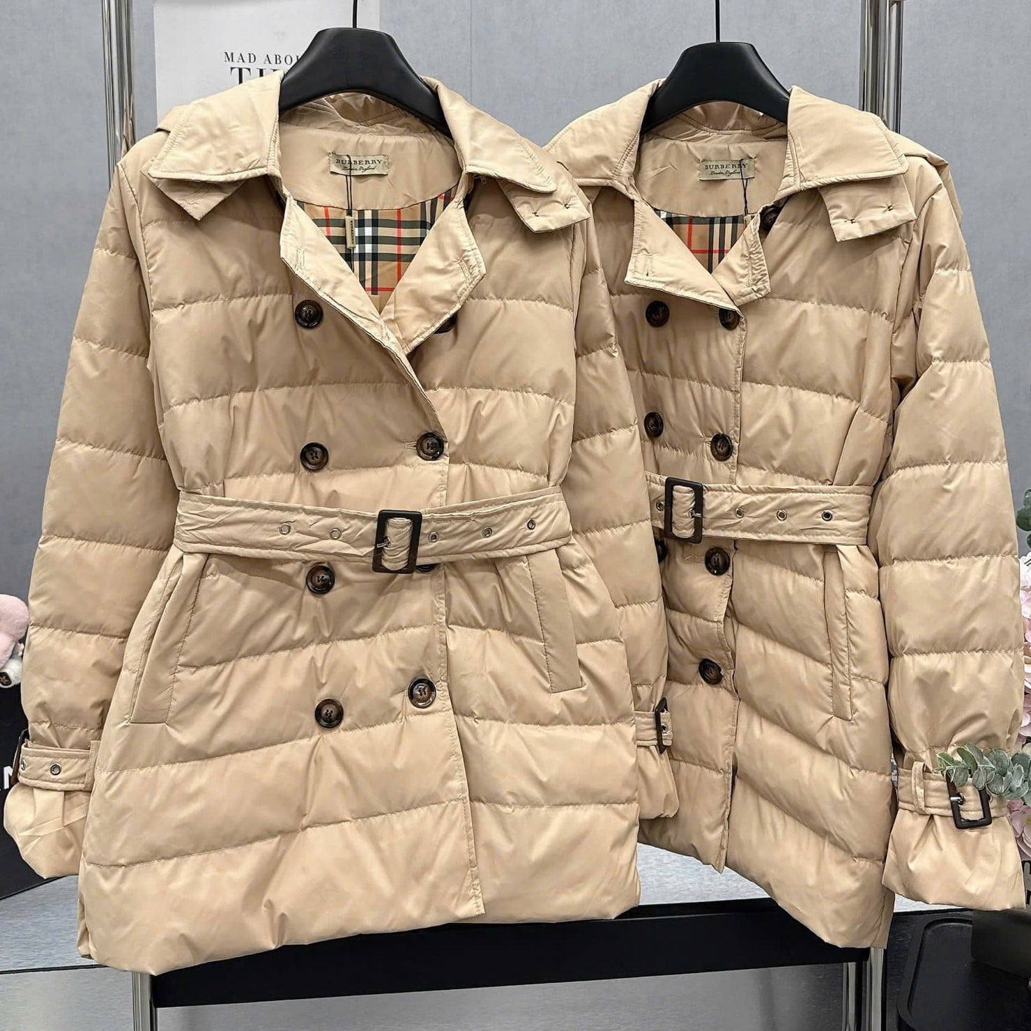 Áo phao nữ dáng dài màu kem Burberry 3