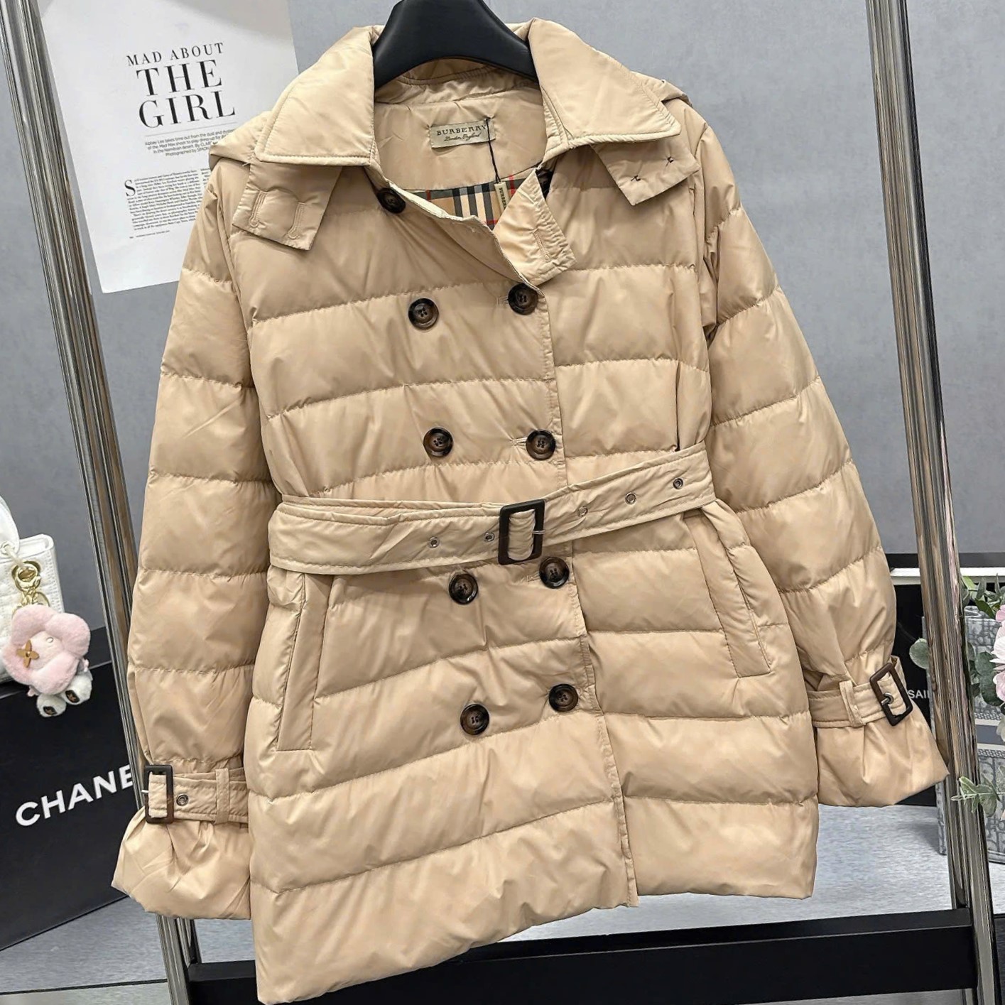 Áo phao nữ dáng dài màu kem Burberry 5