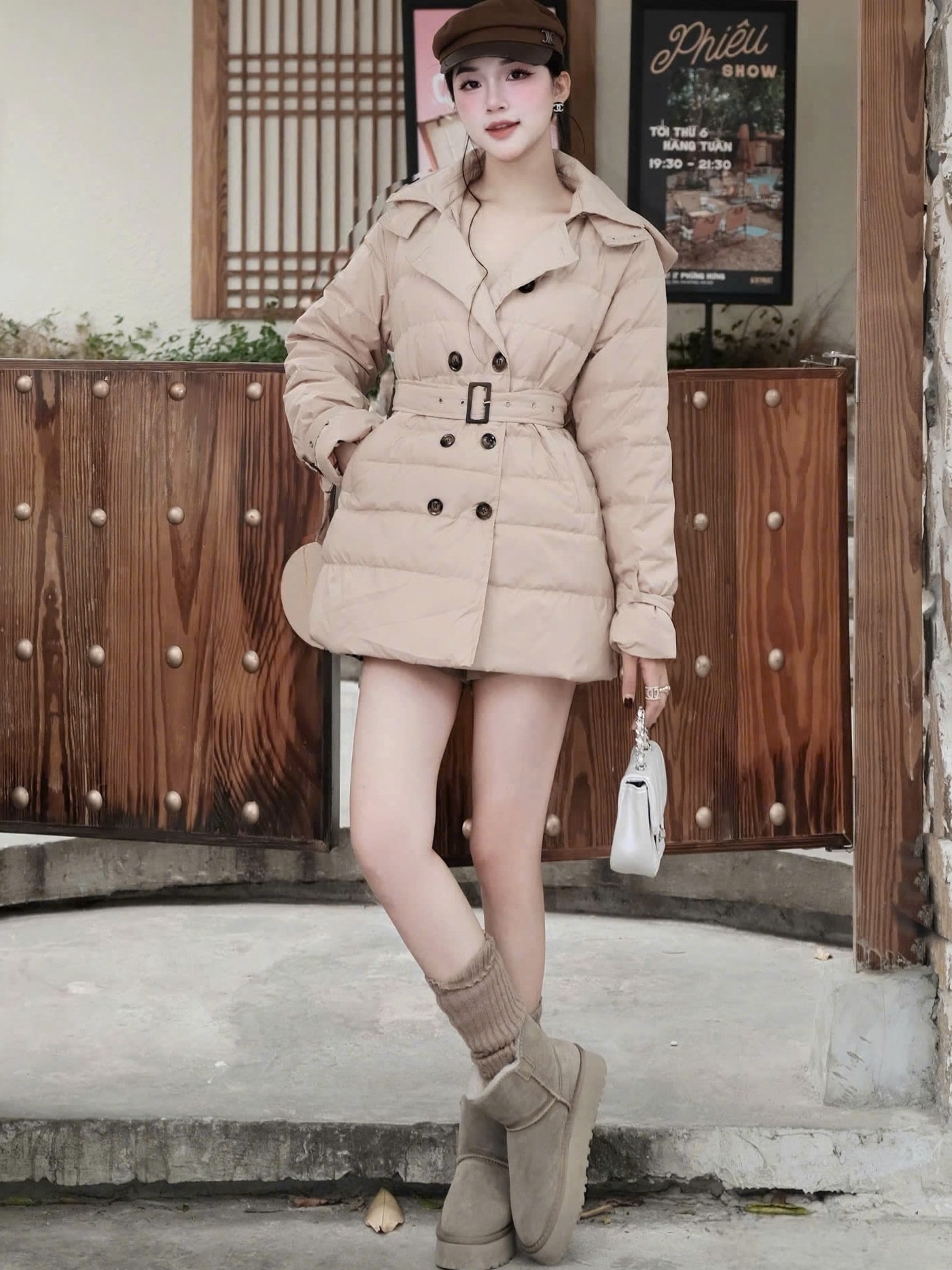 Áo phao nữ dáng dài màu kem Burberry 4