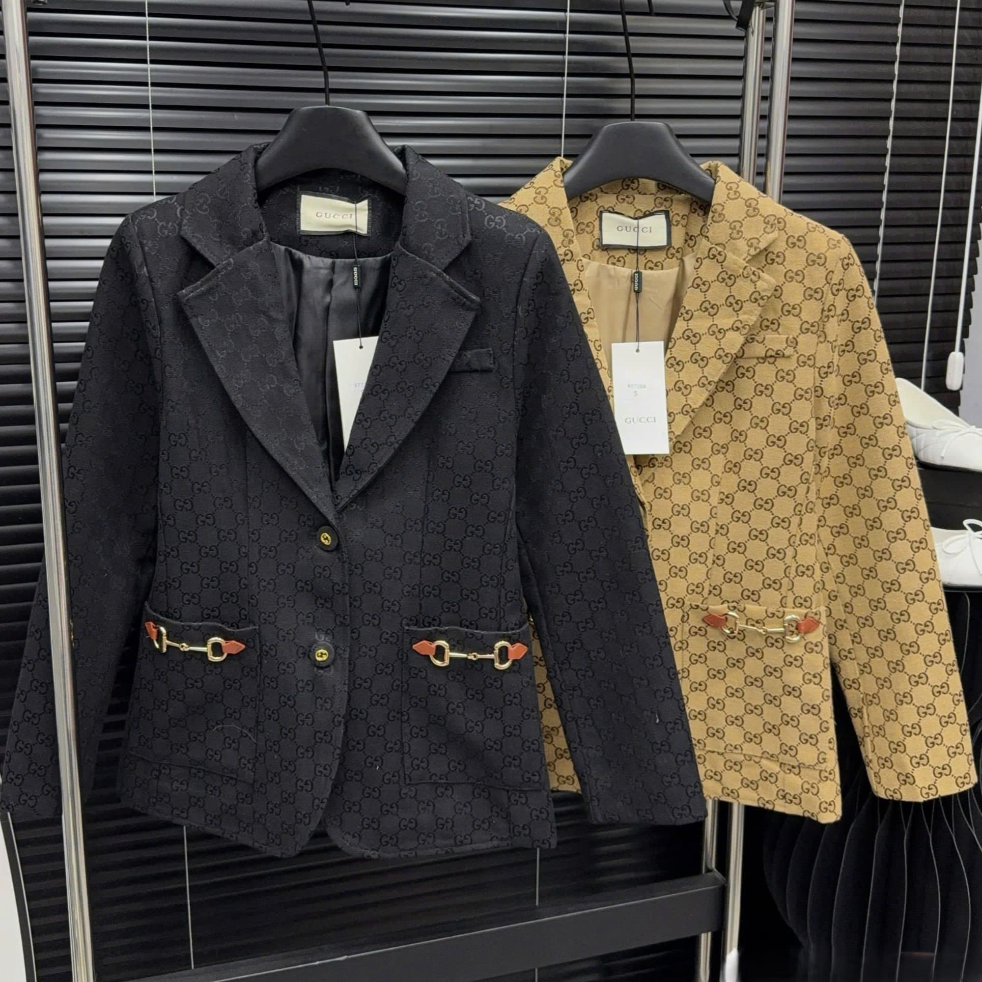 Áo khoác vest nữ màu vàng Gucci 6