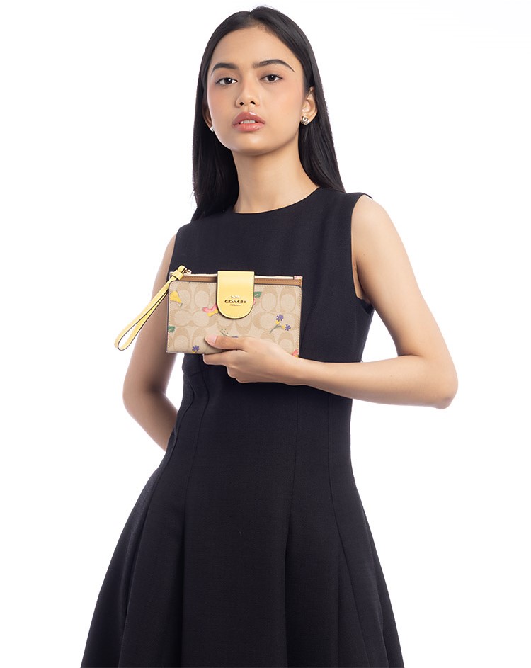 Ví điện thoại Coach Phone Wallet In Signature Canvas With Dreamy Veggie Print C8751 1