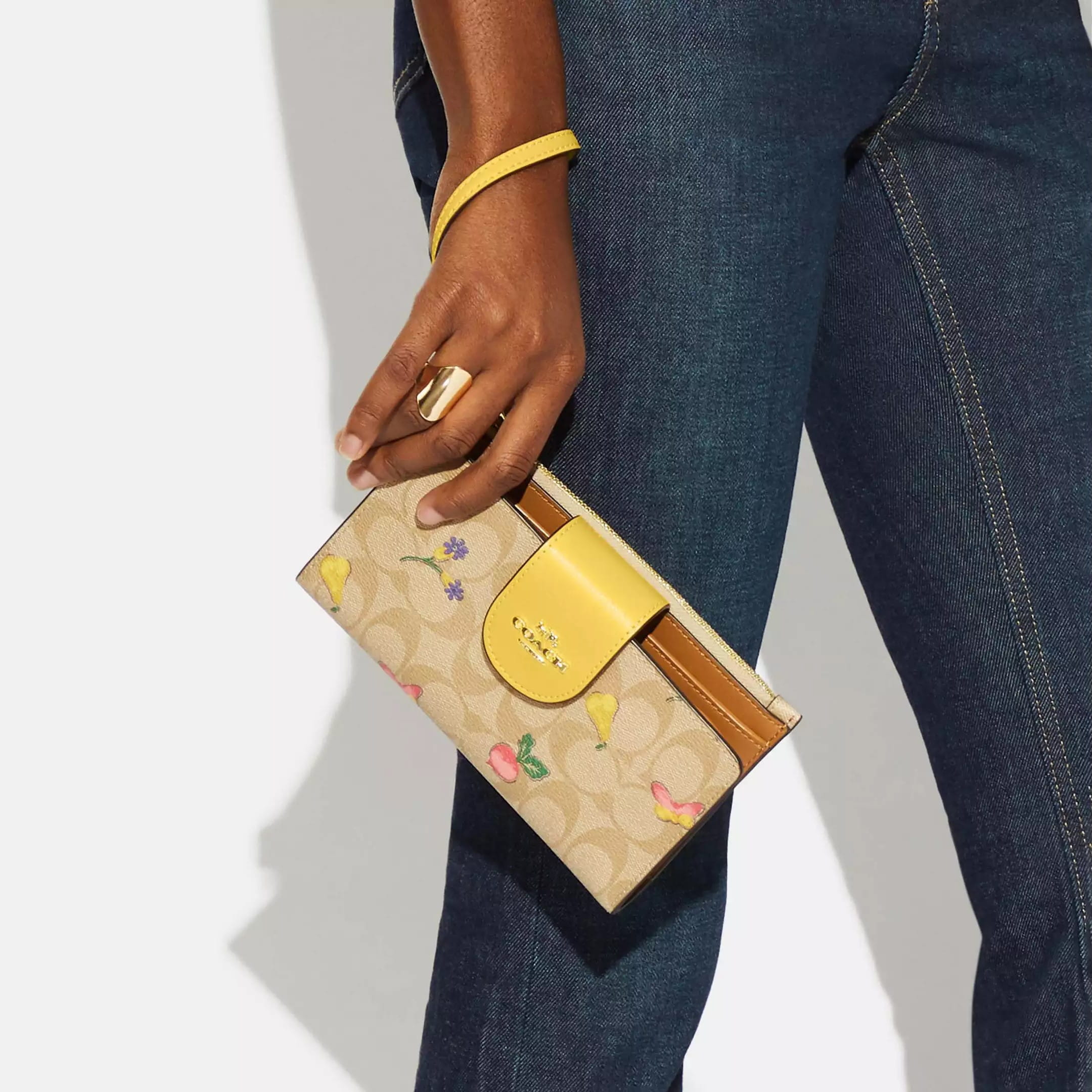 Ví điện thoại Coach Phone Wallet In Signature Canvas With Dreamy Veggie Print C8751 2