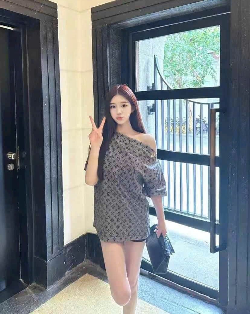 Áo thun nữ thời trang Louis Vuitton trễ vai 2