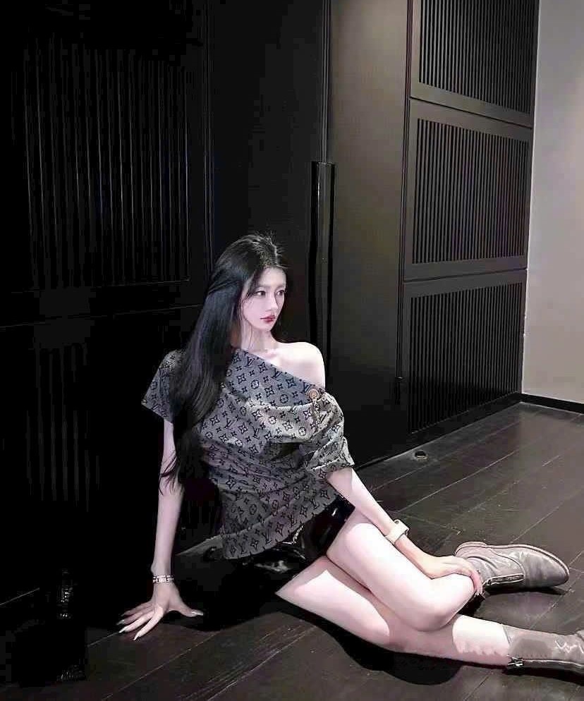 Áo thun nữ thời trang Louis Vuitton trễ vai 4