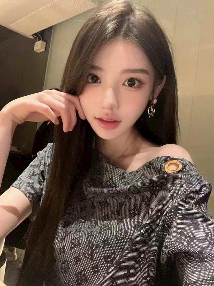 Áo thun nữ thời trang Louis Vuitton trễ vai 6