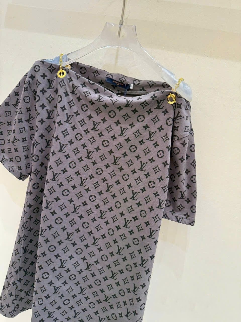Áo thun nữ thời trang Louis Vuitton trễ vai 8