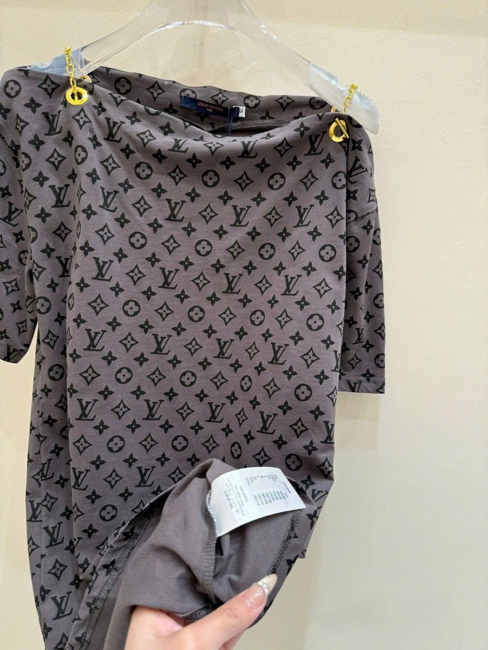 Áo thun nữ thời trang Louis Vuitton trễ vai 9