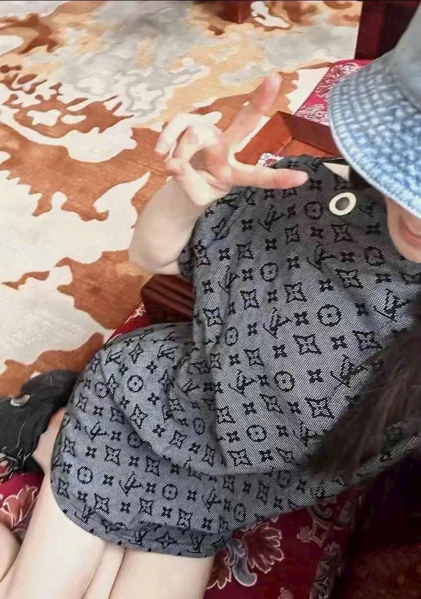 Áo thun nữ thời trang Louis Vuitton trễ vai 10