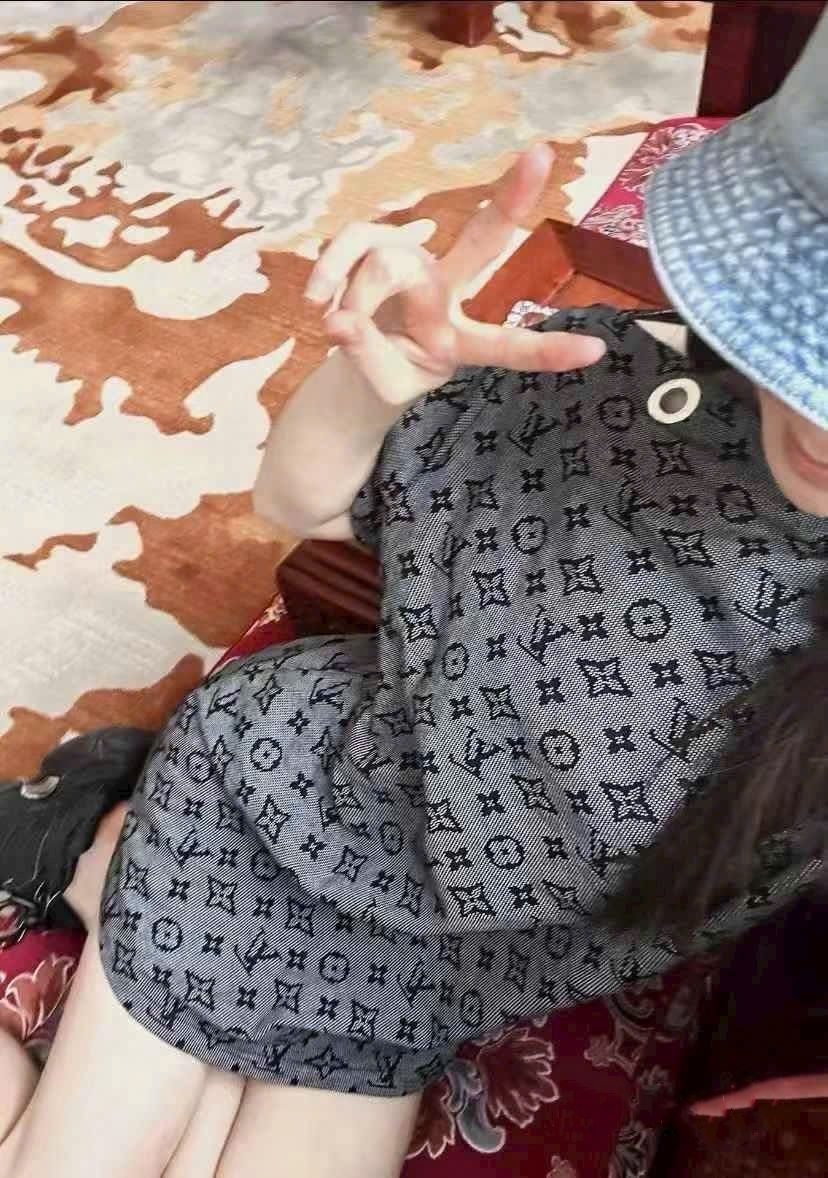 Áo thun nữ thời trang Louis Vuitton trễ vai 7