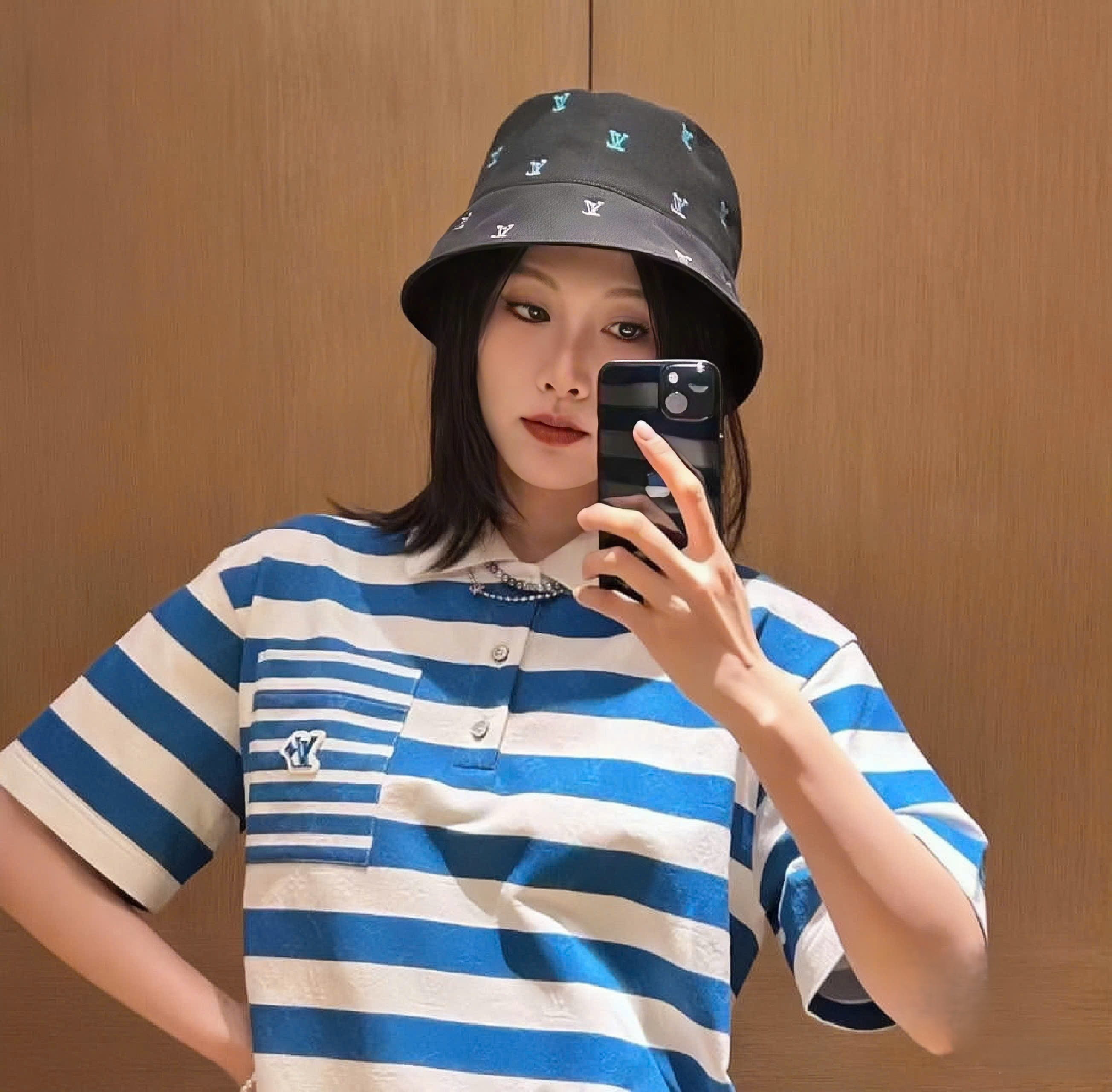 Nón LV Blason Shading Denim Reversible Bucket Hat 5