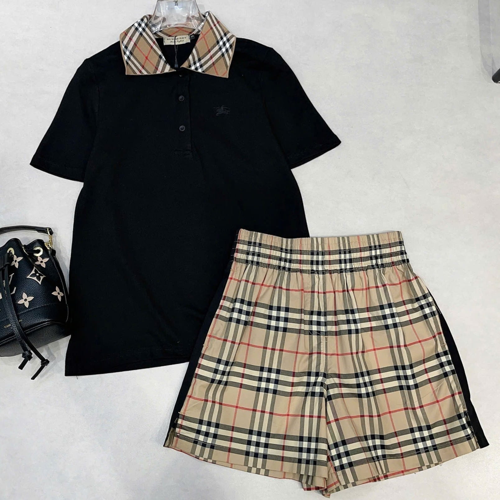 Set áo thun đen trắng quần vải ngắn Burberry 1