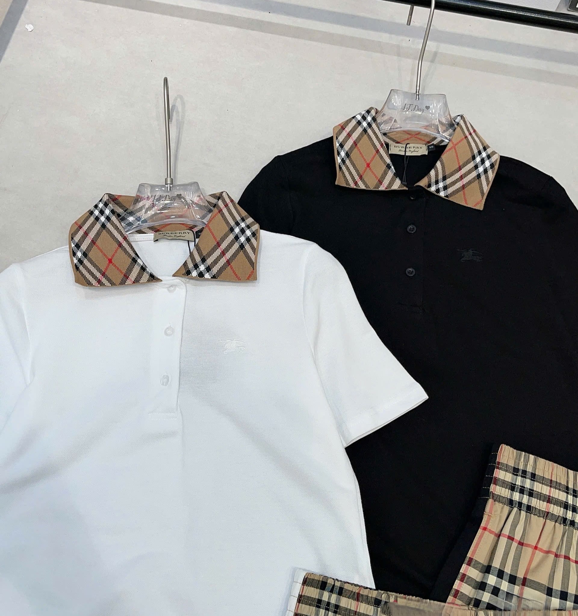 Set áo thun đen trắng quần vải ngắn Burberry 5
