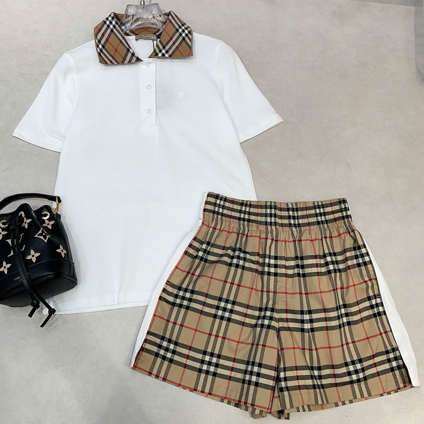 Set áo thun đen trắng quần vải ngắn Burberry 12