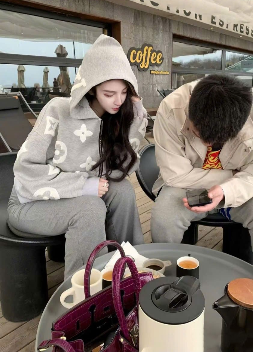 Áo khoác xám LV họa tiết nổi 2