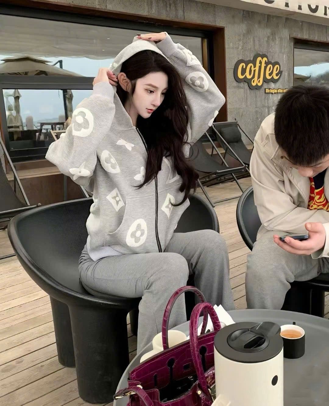 Áo khoác xám LV họa tiết nổi 4