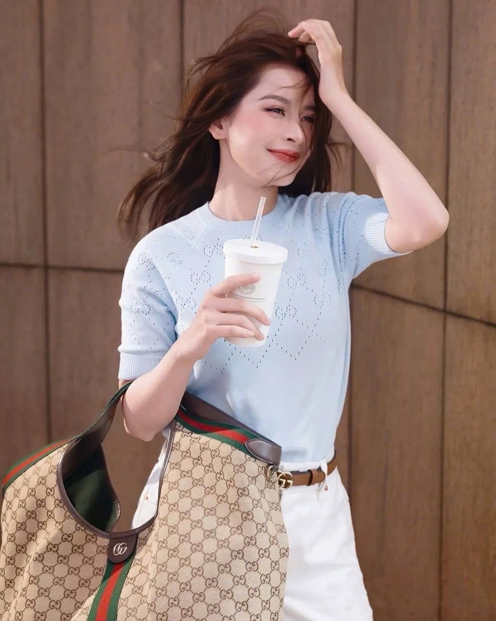 Set áo thun xanh dương quần short trắng Gucci 2