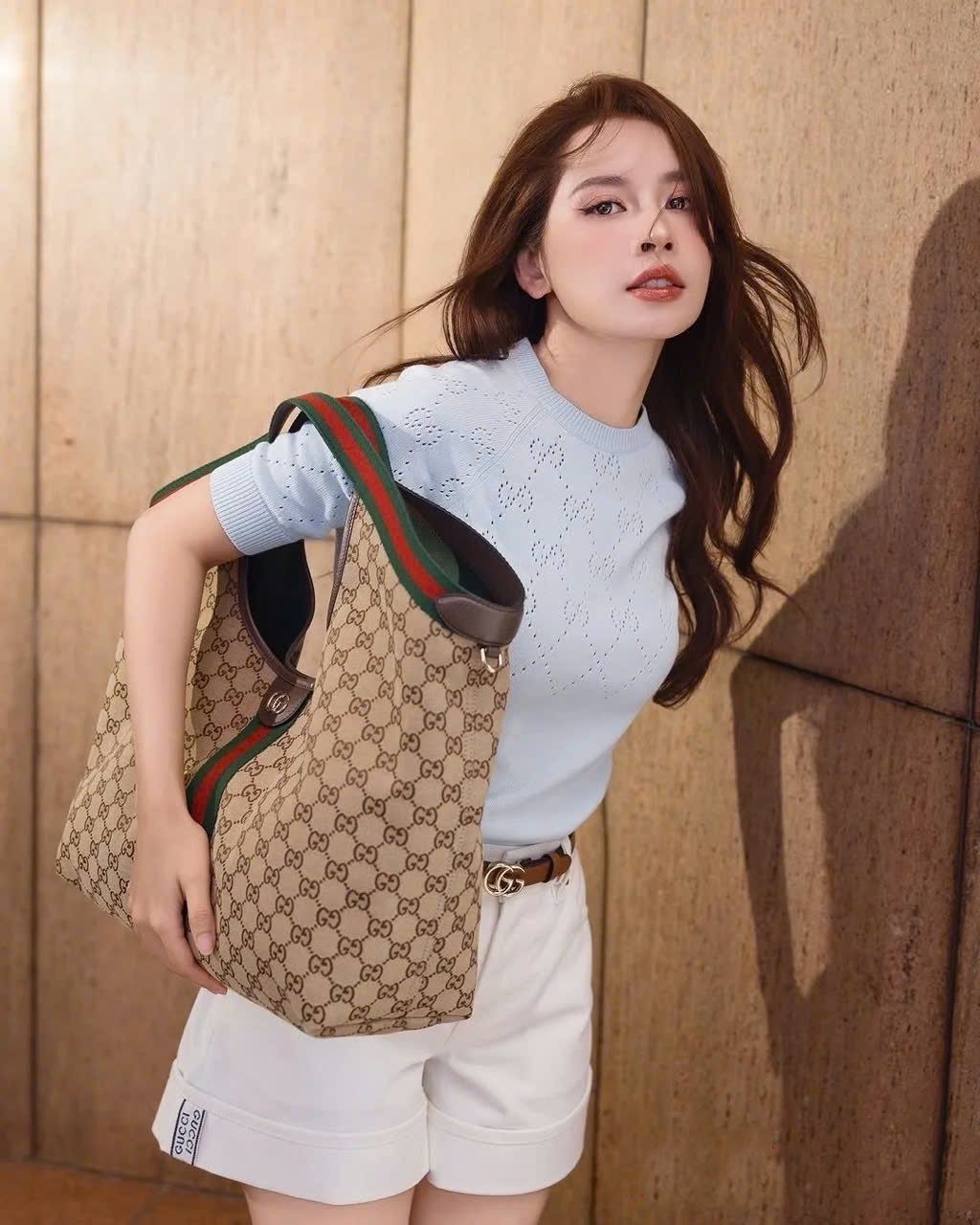 Set áo thun xanh dương quần short trắng Gucci 1