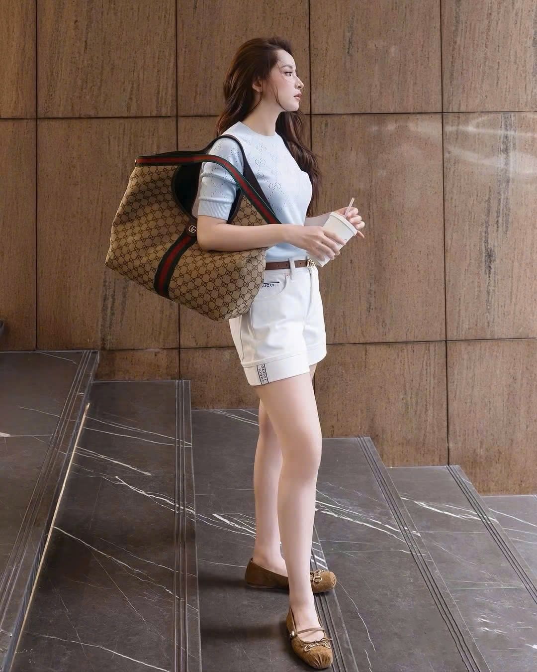 Set áo thun xanh dương quần short trắng Gucci 7