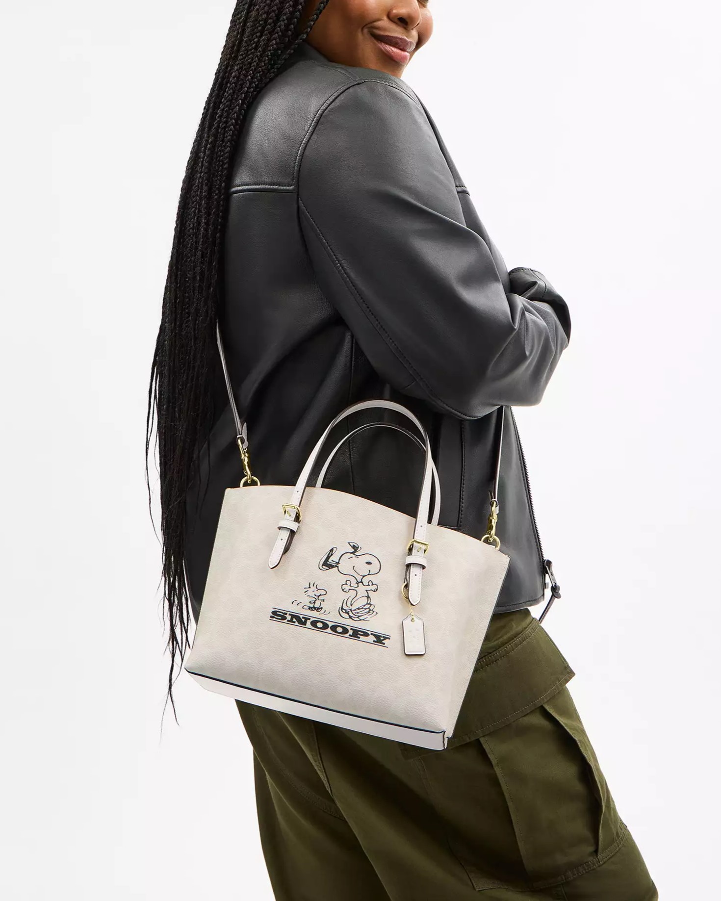 Túi Coach x Peanuts Molly Tote Bag 25 Snoopy Signature Canvas CBJ87 1