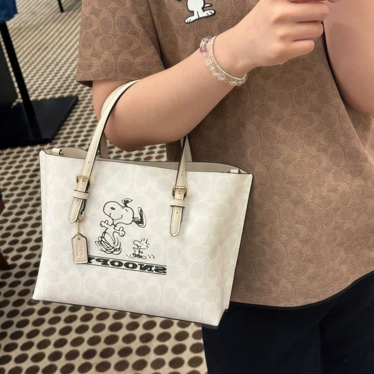 Túi Coach x Peanuts Molly Tote Bag 25 Snoopy Signature Canvas CBJ87 7