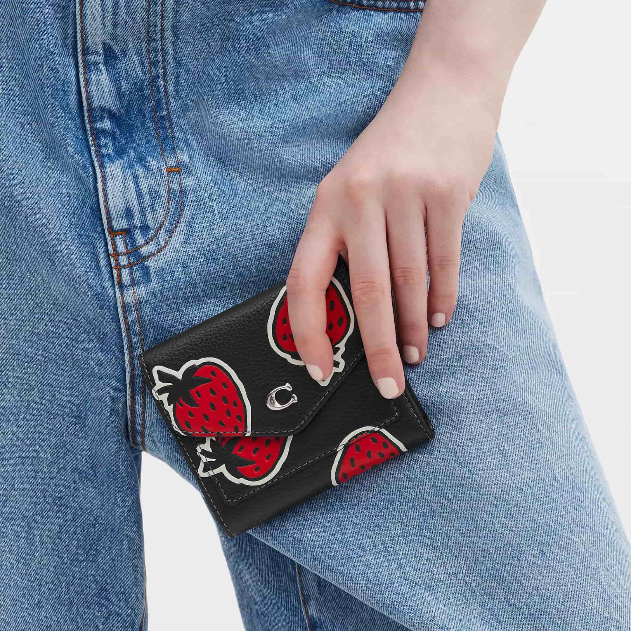 Ví Coach Winn Small Wallet Strawberry Print Black CU474 1