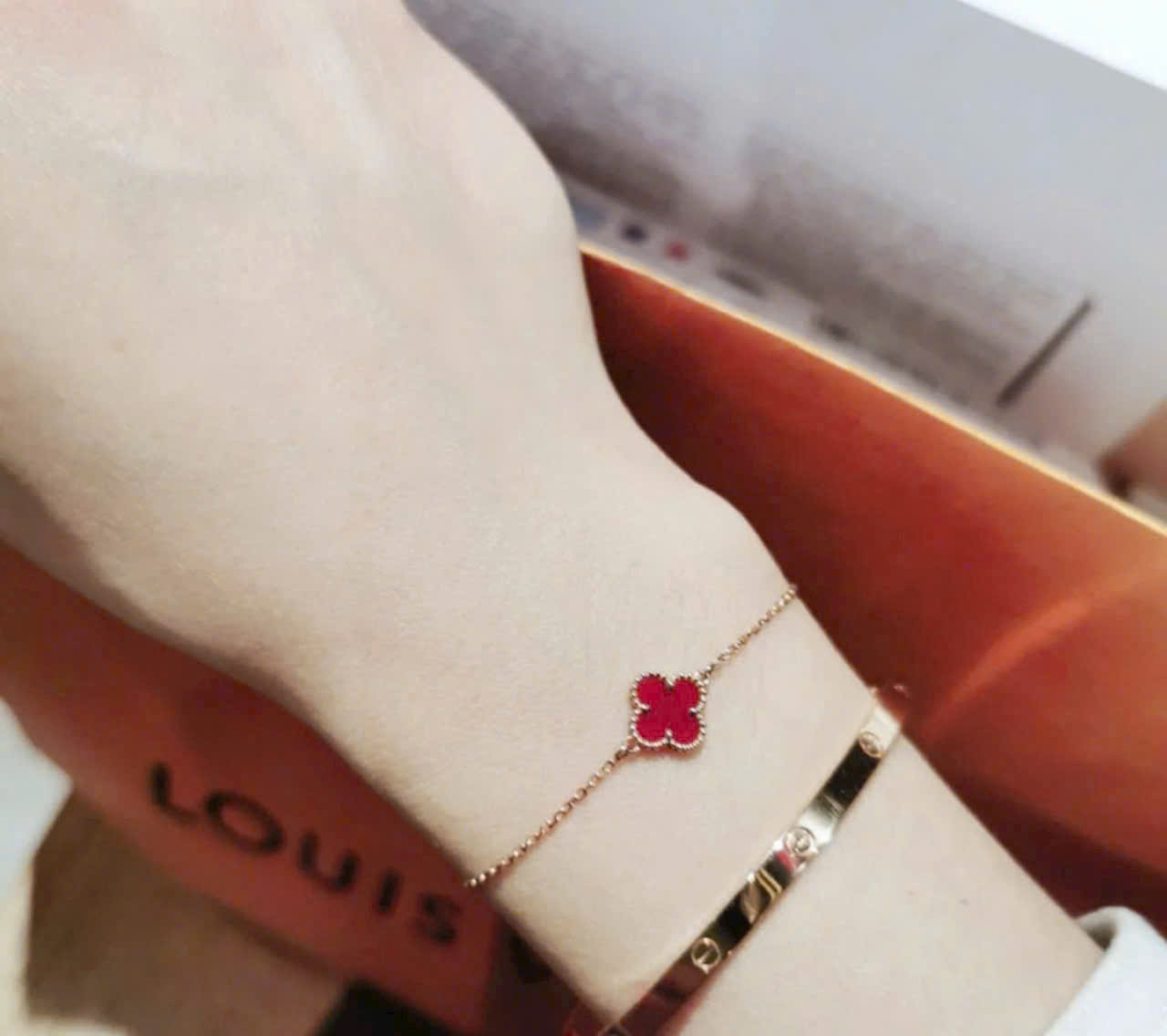Vòng tay cỏ 4 lá Van Cleef & Arpels Sweet Alhambra Rose Gold Carnelian Bracelet VCARN59K00 1
