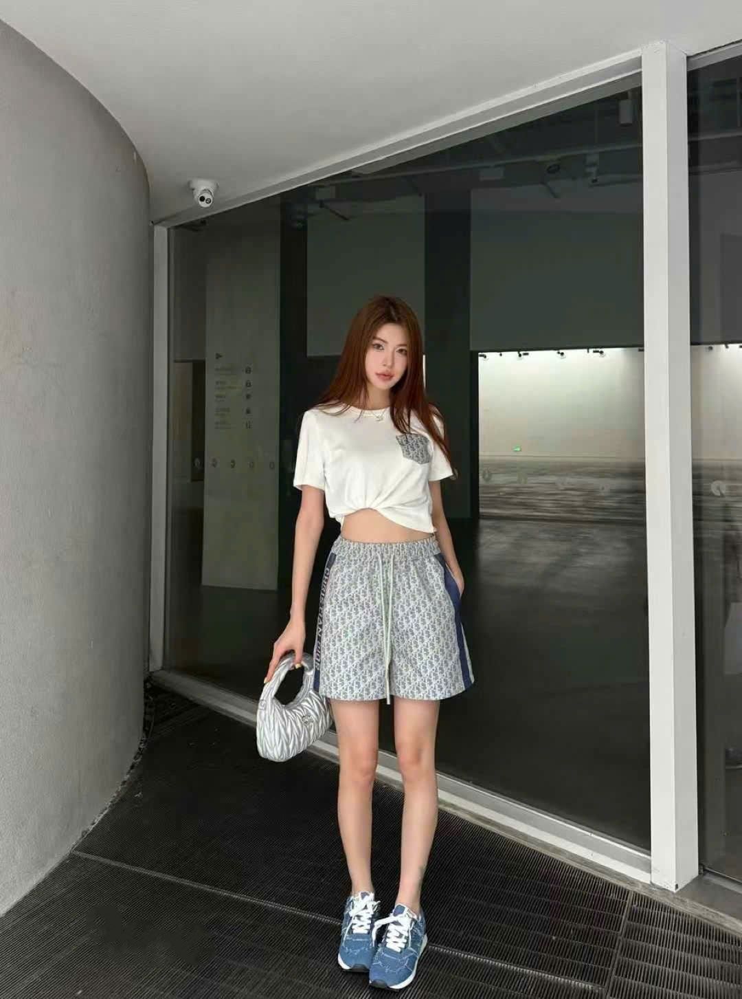 Set áo thun quần short trắng phối xanh dương Dior 1