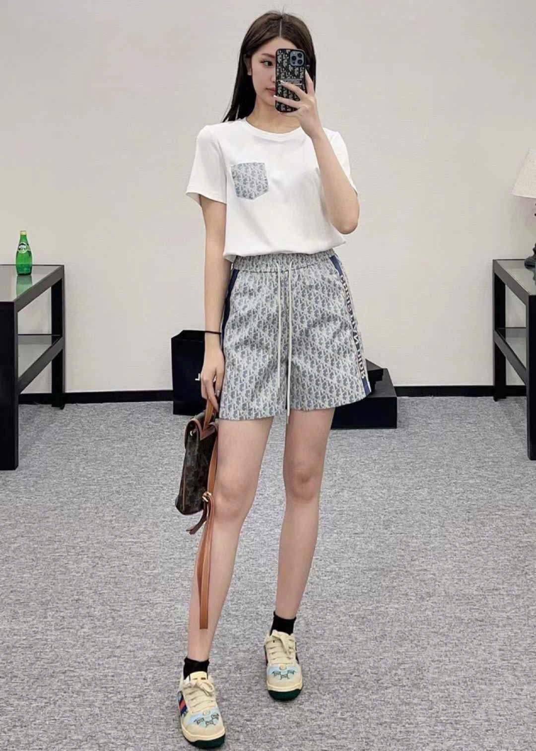 Set áo thun quần short trắng phối xanh dương Dior 3