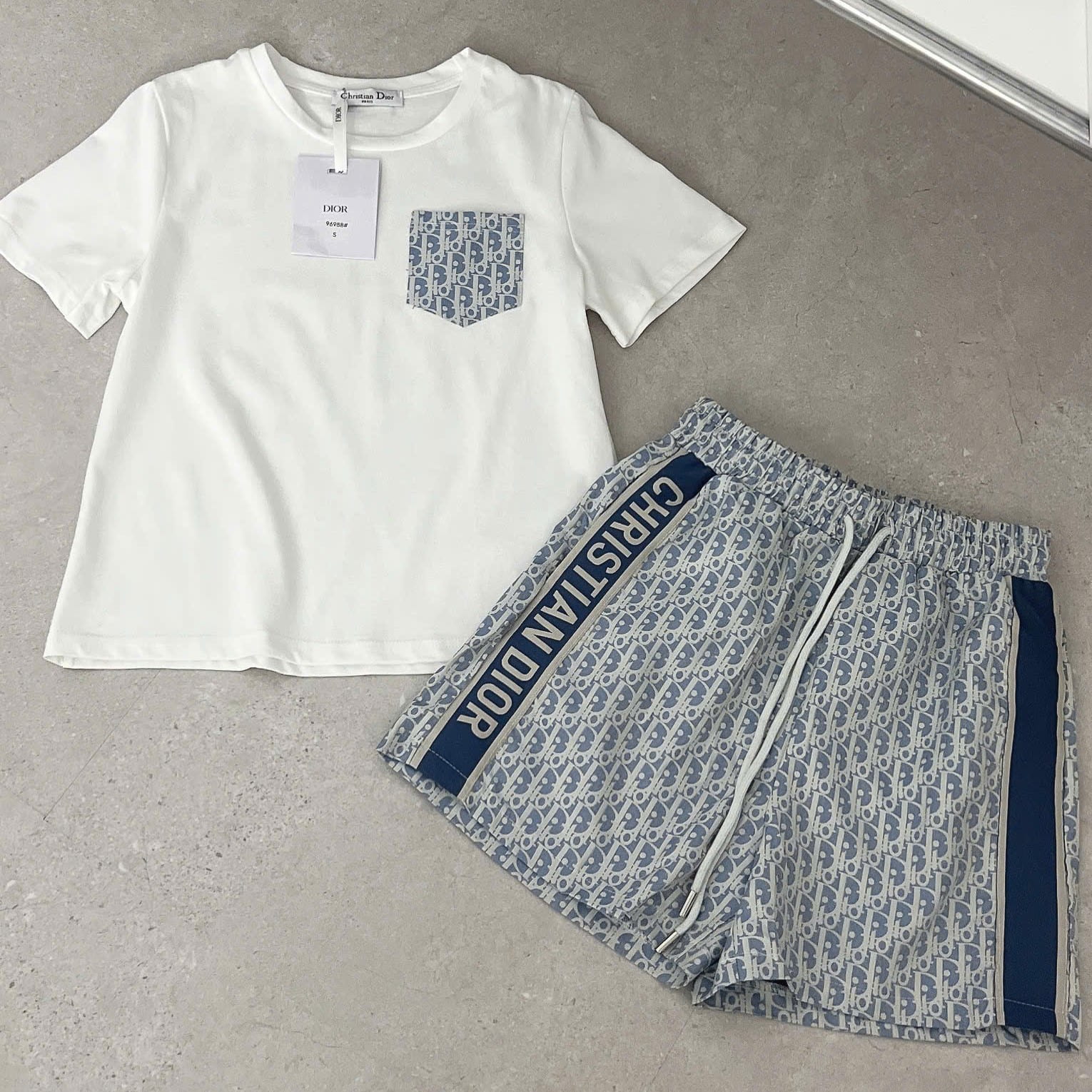 Set áo thun quần short trắng phối xanh dương Dior 13