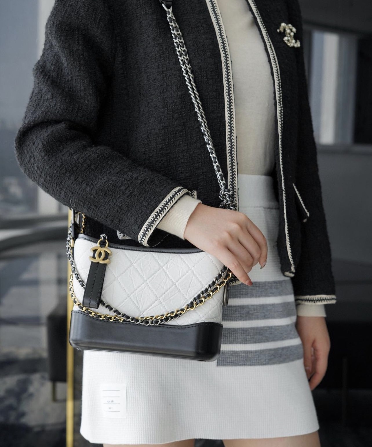 TÚI ĐEO CHÉO NỮ CHANEL AGED CALFSKIN QUILTED SMALL GABRIELLE HOBO WHITE BLACK 4