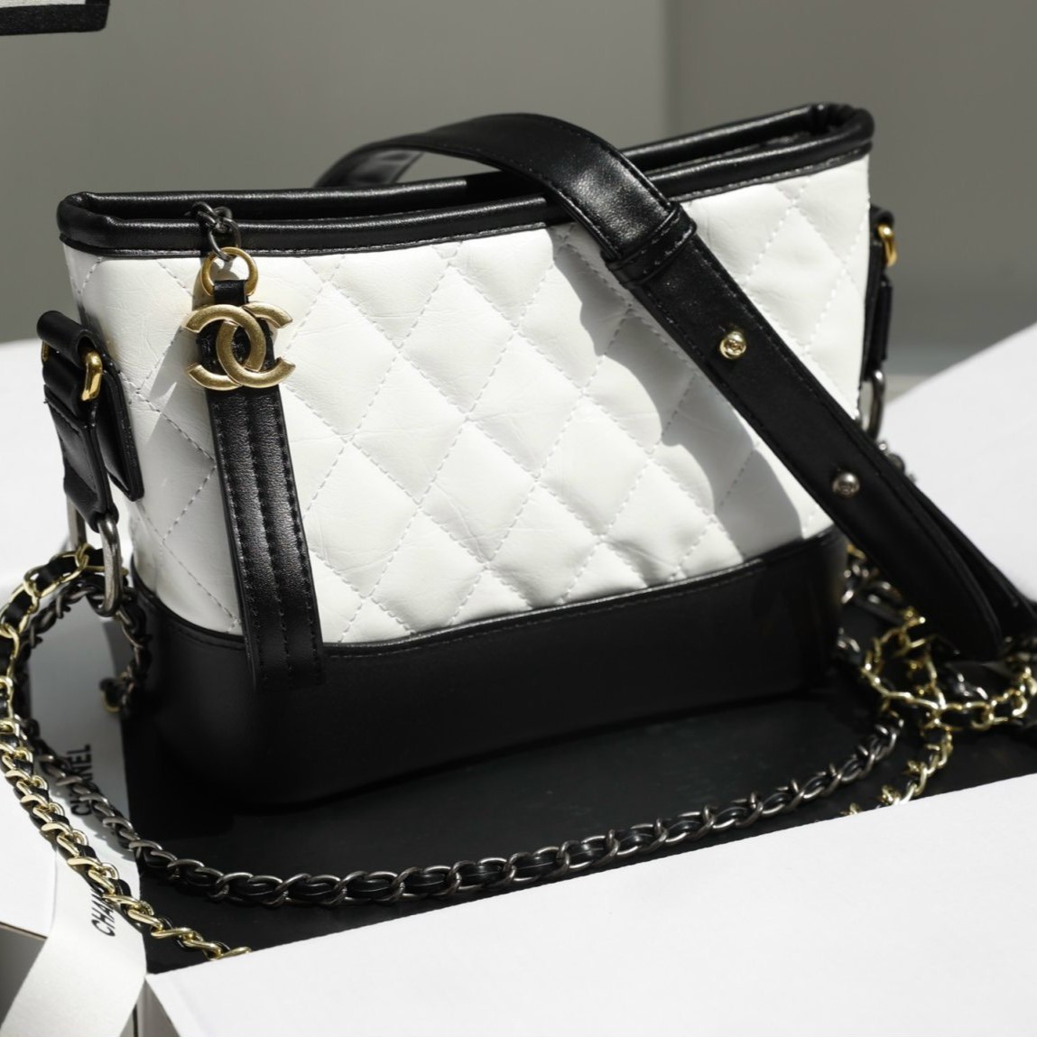 TÚI ĐEO CHÉO NỮ CHANEL AGED CALFSKIN QUILTED SMALL GABRIELLE HOBO WHITE BLACK 5