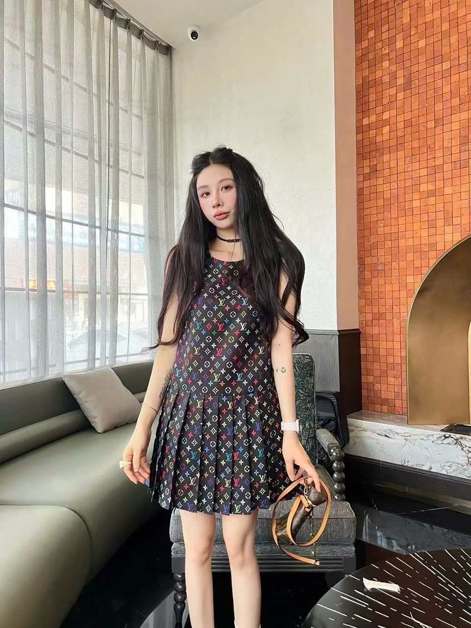 Đầm nữ sát nách cổ tròn xếp ly LV 1