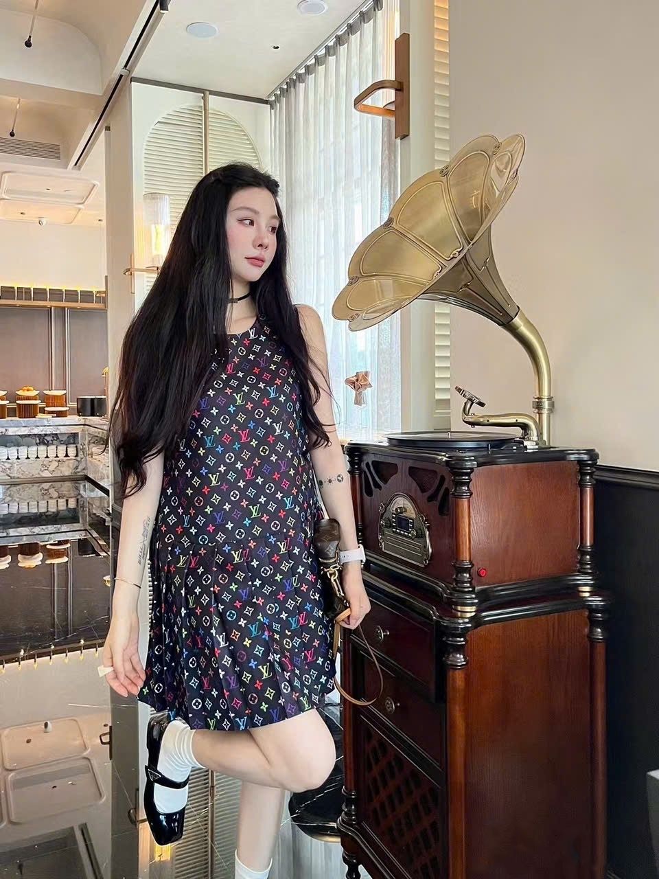 Đầm nữ sát nách cổ tròn xếp ly LV 3