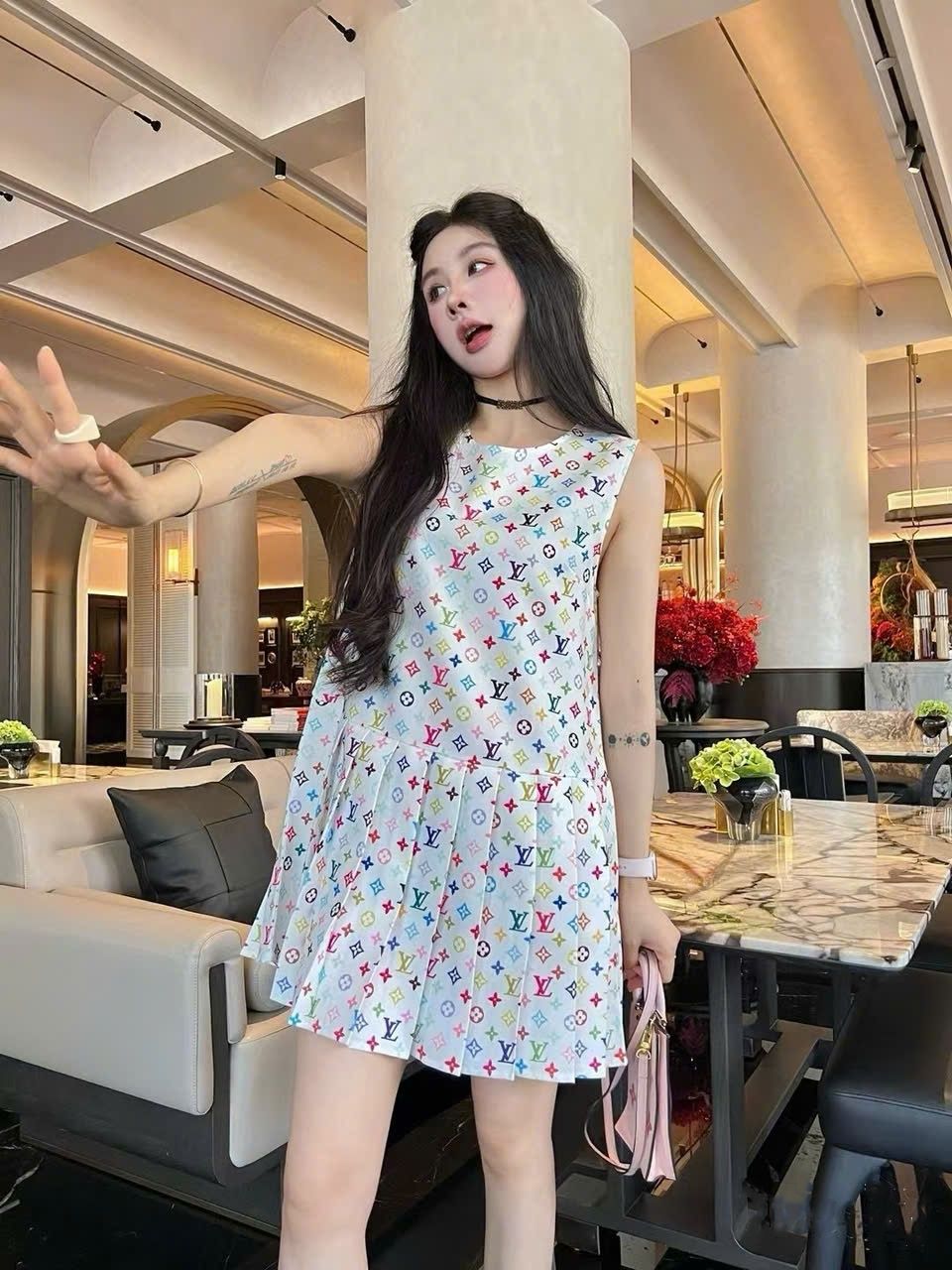 Đầm nữ sát nách cổ tròn xếp ly LV 4