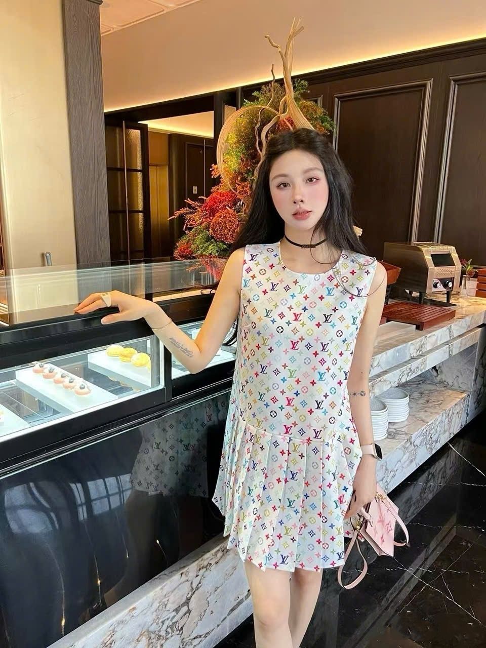 Đầm nữ sát nách cổ tròn xếp ly LV 5
